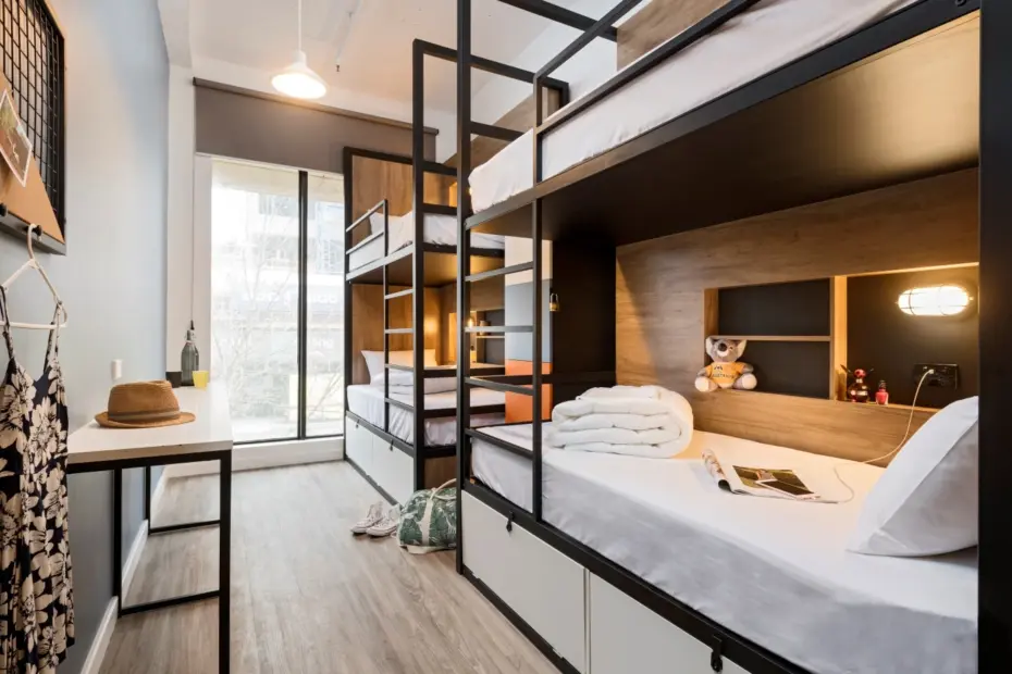 Beispiel eines unserer Hostels mit Etagenbetten und moderner Einrichtung