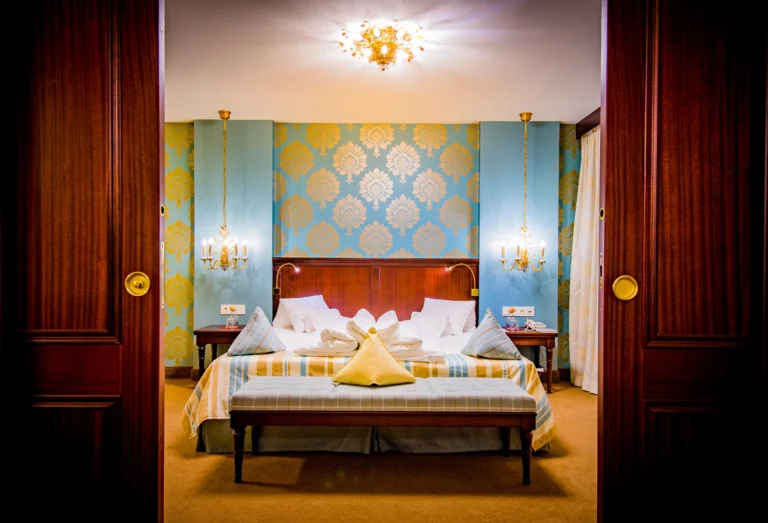 Blick in das Zimmer eines Hotels durch die offene Türe