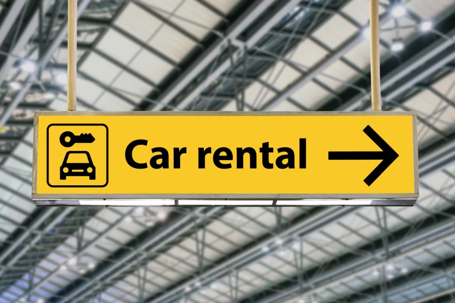 Gelber Wegweiser mit der Aufschrift Car rental für Mietwagen