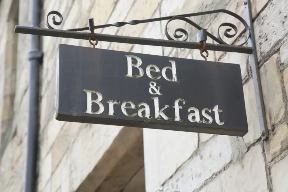 Metallschild an einer Privatunterkunft mit der Aufschrift Bed & Breakfast
