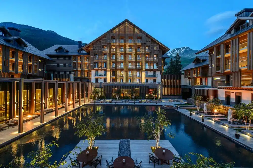 Aussenansicht eines Wellnesshotels am Abend