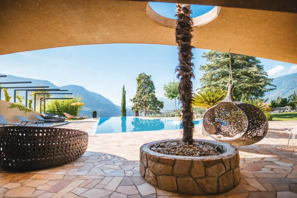 Blick auf den Pool des Wellneshotels Johannis in Südtirol