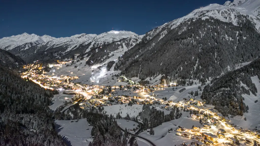Winterurlaubsort St Anton beleuchtet