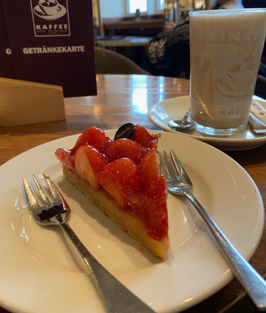 berlin kadewe cafe einstein erdbeer tarte kaffee