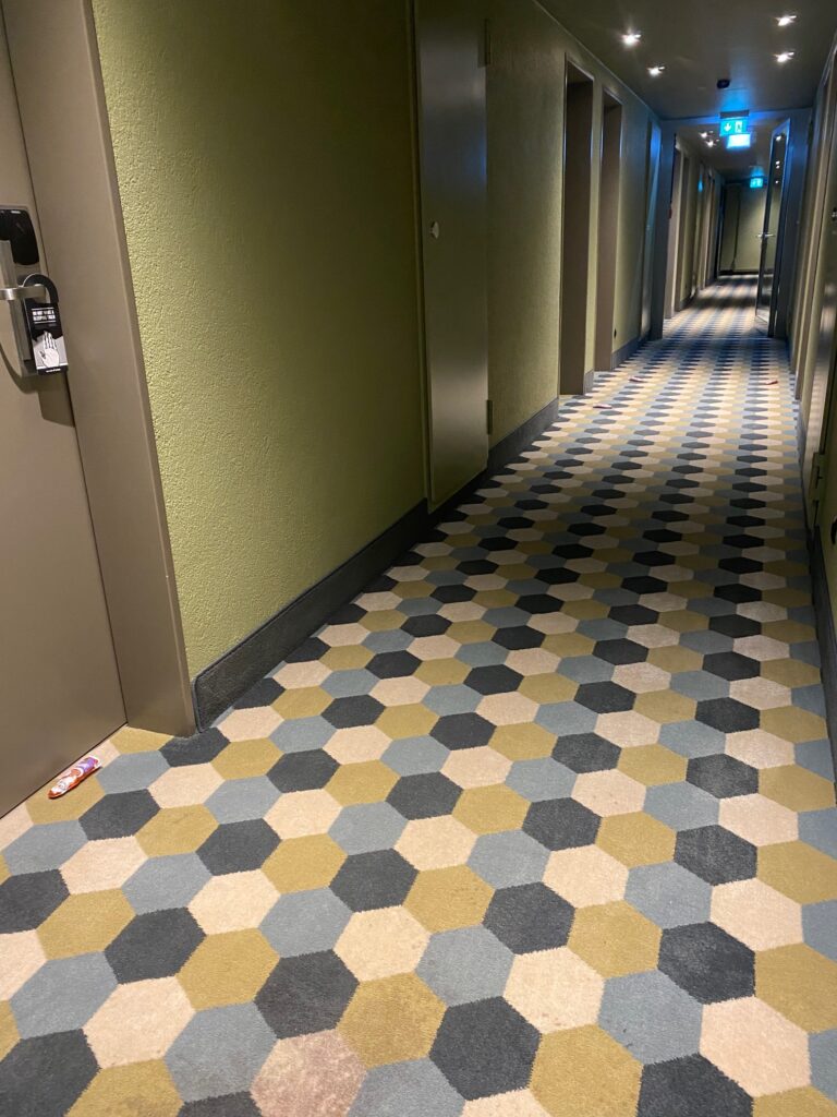 berlin me and all hotel nikolaus vor jeder zimmertüre auf dem flur