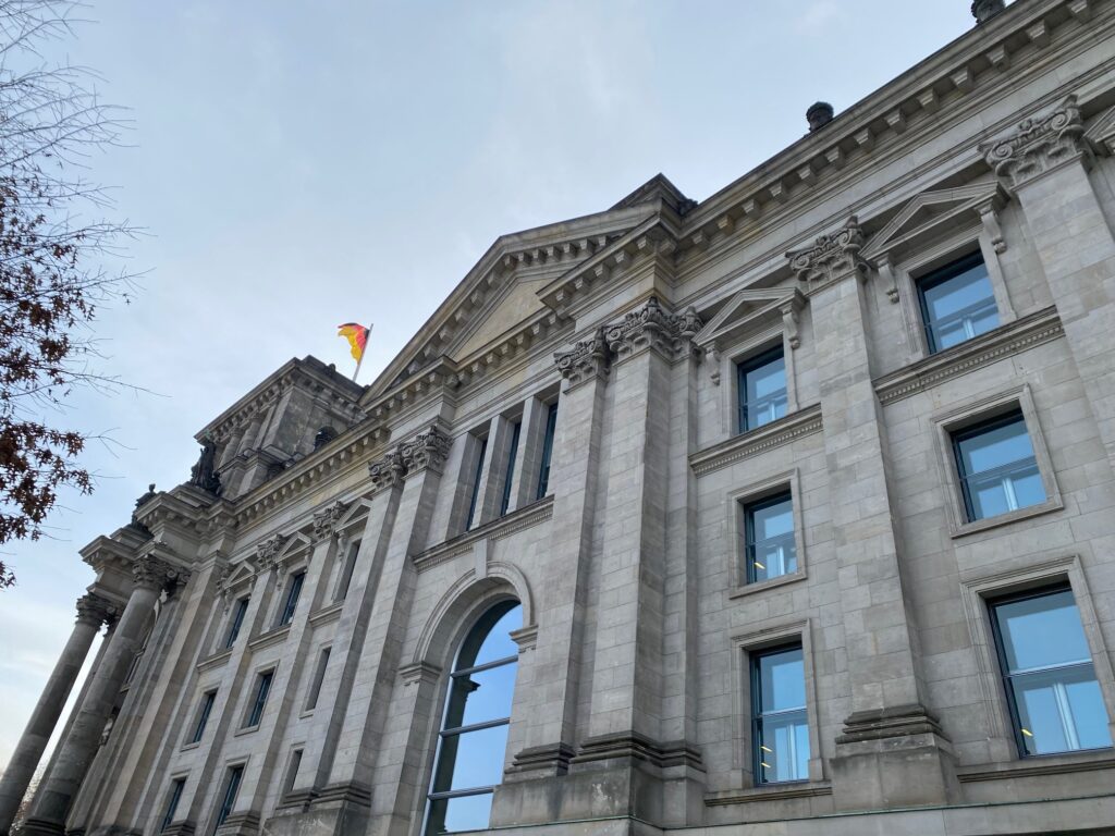 berlin-reichstag mit deutschland fahne